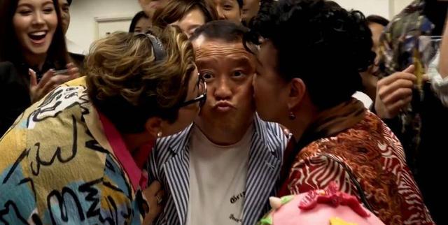 曾志偉70歲大壽現(xiàn)場,美女如云放飛自我,輪流與超模熱吻玩的超大