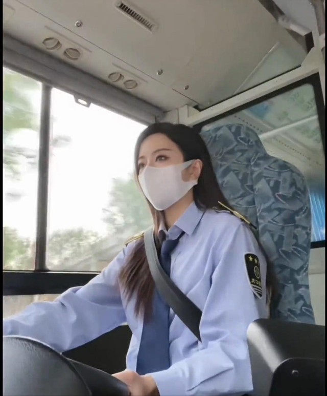 陜西西安一名900路的女公交司機高顏值走紅網絡:被稱為“最美公交女司機”