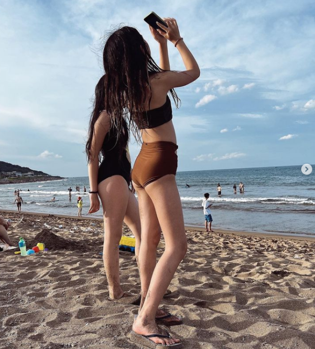 曹格老婆曬女兒近照，11歲Grace穿媽媽泳裝，吳速玲猛夸可愛有型