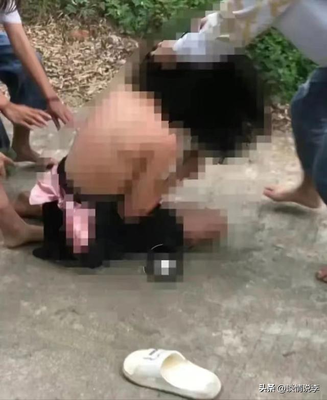 臨高13歲女孩被扒衣服凌辱,其父自責,撕開了這個社會悲哀的一幕