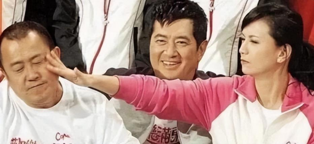 強(qiáng)吻、摸胸、掀裙底，娛樂圈的“不雅之舉”是意外還是趁機(jī)揩油？