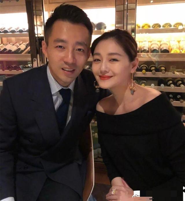 汪小菲深夜現身酒吧,身旁美女吸睛,顏值不輸大S,婚姻狀態成迷