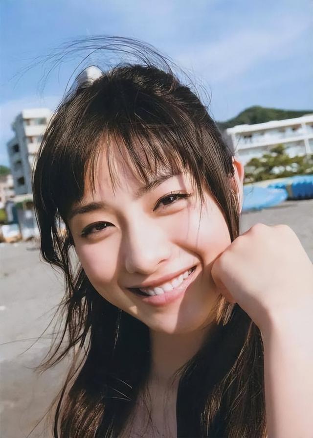 她的美貌和身材讓她被譽為“日本櫻花女神”