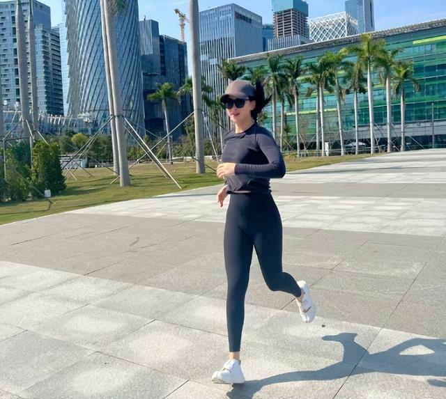 身材火辣、美如少女,這10位生過娃的中年女星性感起來太迷人