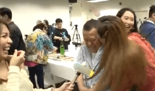 曾志偉70歲大壽現(xiàn)場,美女如云放飛自我,輪流與超模熱吻玩的超大