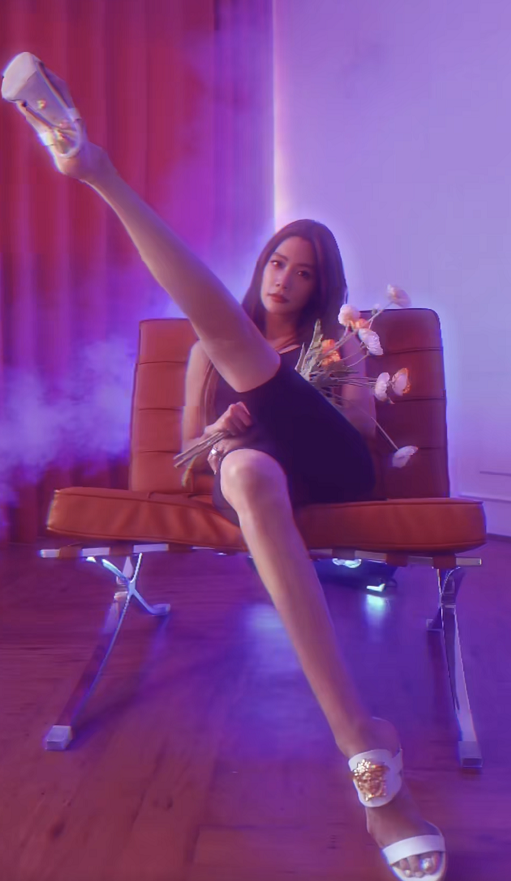 第一美女克拉拉炫大長(zhǎng)腿!穿短褲抬腿動(dòng)作太夸張,美腿修長(zhǎng)太吸睛
