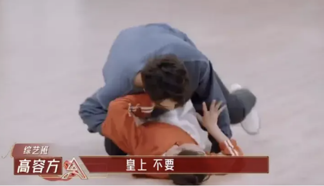 強(qiáng)吻、摸胸、掀裙底，娛樂圈的“不雅之舉”是意外還是趁機(jī)揩油？