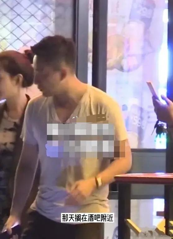 汪小菲深夜現身酒吧,身旁美女吸睛,顏值不輸大S,婚姻狀態成迷