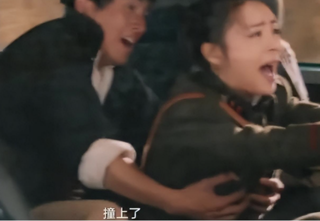 強(qiáng)吻、摸胸、掀裙底，娛樂圈的“不雅之舉”是意外還是趁機(jī)揩油？