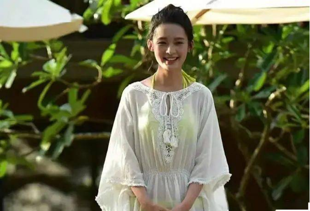 強(qiáng)吻、摸胸、掀裙底，娛樂圈的“不雅之舉”是意外還是趁機(jī)揩油？