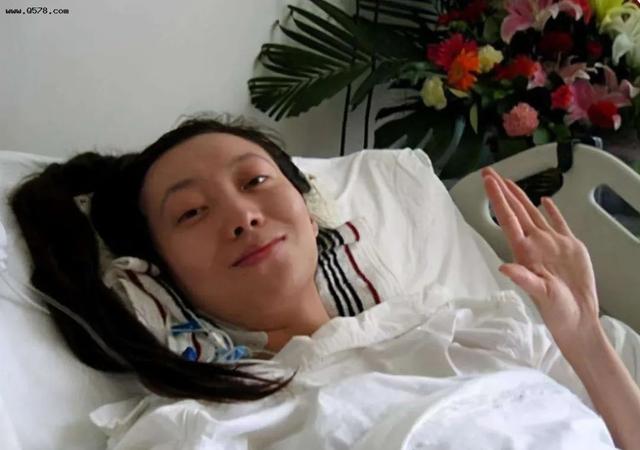15年過去了,那個(gè)摔成終身殘疾、讓張藝謀愧疚一生的女人還好嗎?