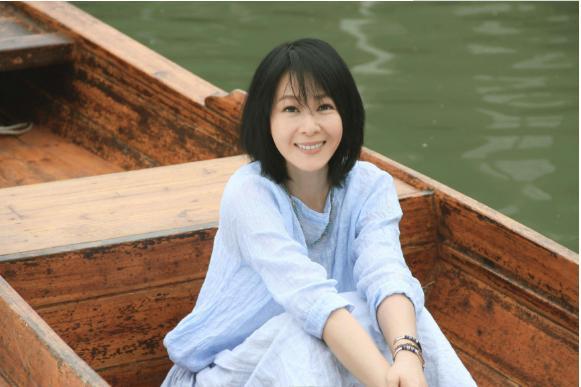 51歲劉若英一襲“陰溝裙”好撩人，氣質(zhì)優(yōu)雅如少女，讓人不敢直視