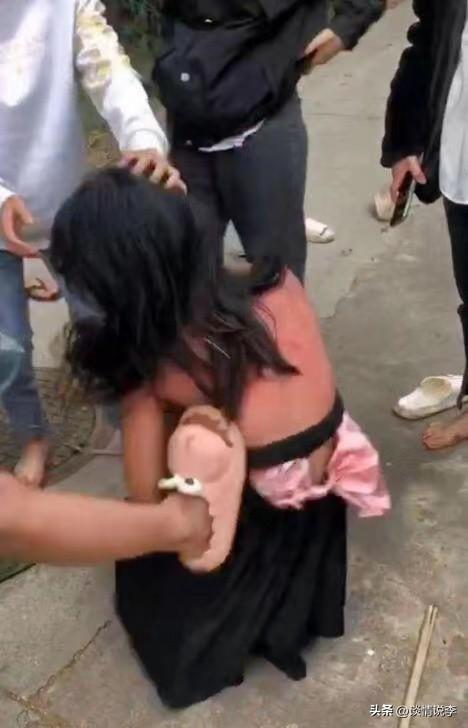 臨高13歲女孩被扒衣服凌辱,其父自責,撕開了這個社會悲哀的一幕