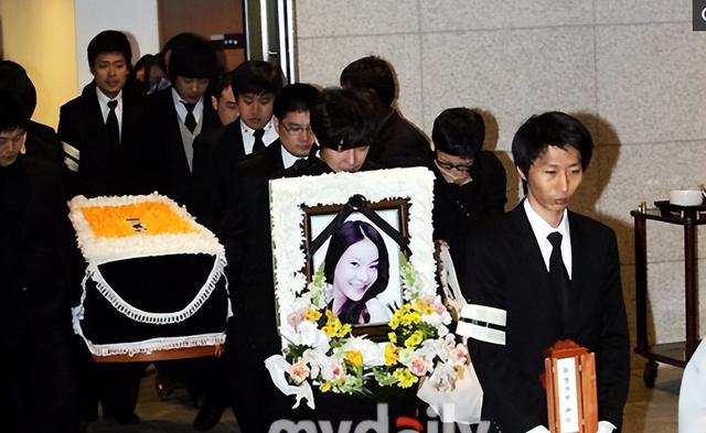 突發!韓國女星鄭彩率在家中身亡,韓娛近20年內已有21位女星自殺