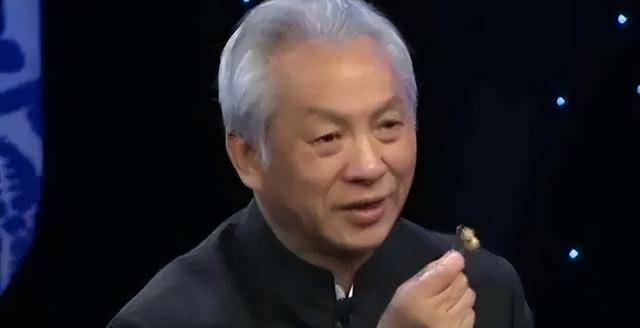 美女帶祖傳寶物鑒定，專家直言：您祖上何人？報價后遭疑現場開撕