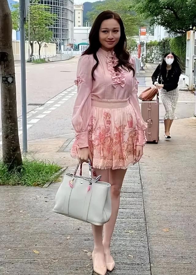 史上最丑港姐:齙牙、高齡,學(xué)歷低!全靠有個(gè)“明星爹”奪冠