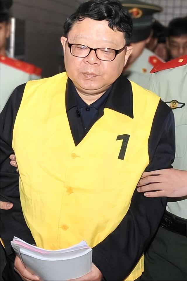 強奸大學生,玩弄12位女明星,霸占警花10余年,結局是死刑!