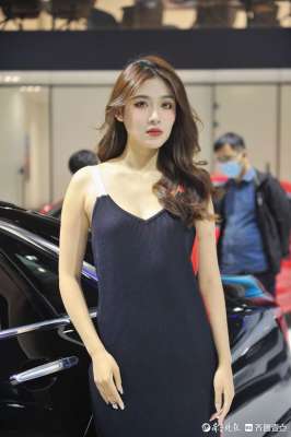 波霸美女(齊魯國際車展現場：一大波美女車模來襲，個頭高挑笑容迷人)