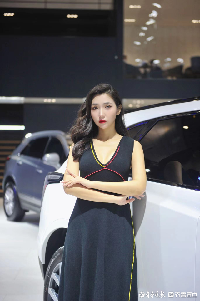 齊魯國(guó)際車展現(xiàn)場(chǎng):一大波美女車模來(lái)襲,個(gè)頭高挑笑容迷人