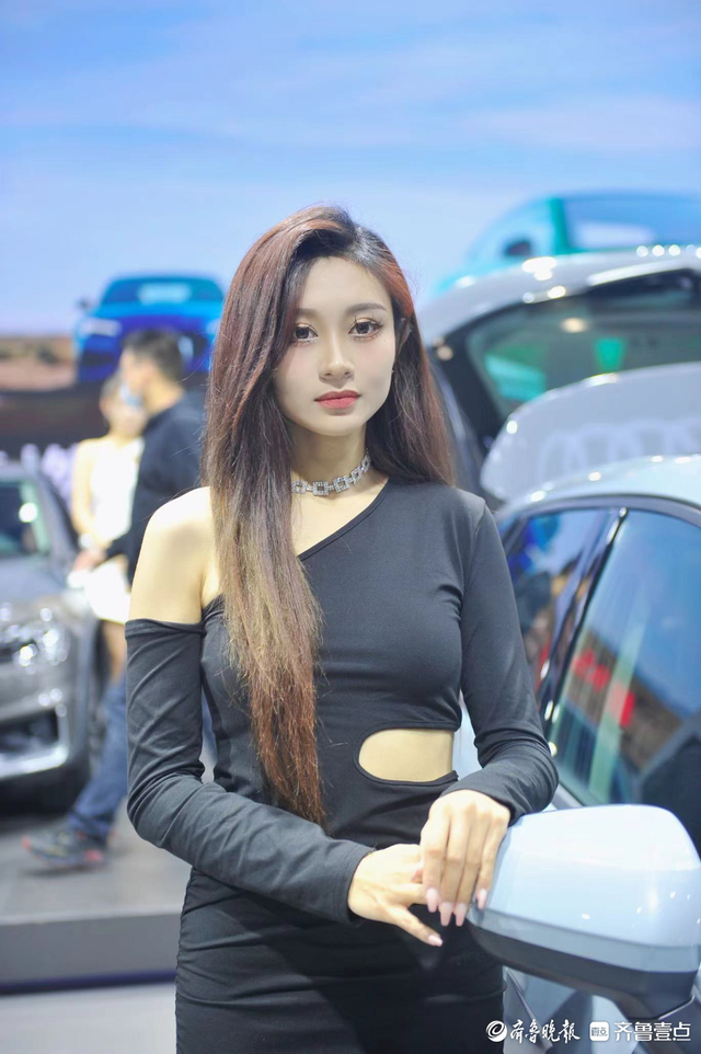 齊魯國(guó)際車展現(xiàn)場(chǎng):一大波美女車模來(lái)襲,個(gè)頭高挑笑容迷人