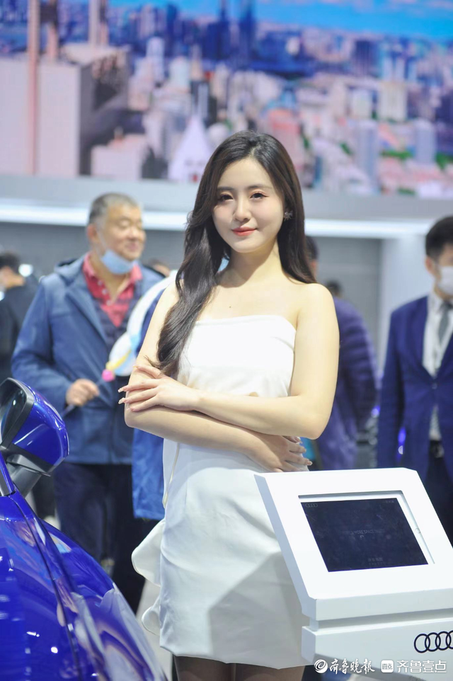 齊魯國(guó)際車展現(xiàn)場(chǎng):一大波美女車模來(lái)襲,個(gè)頭高挑笑容迷人