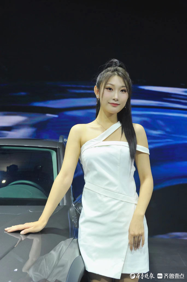 齊魯國(guó)際車展現(xiàn)場(chǎng):一大波美女車模來(lái)襲,個(gè)頭高挑笑容迷人