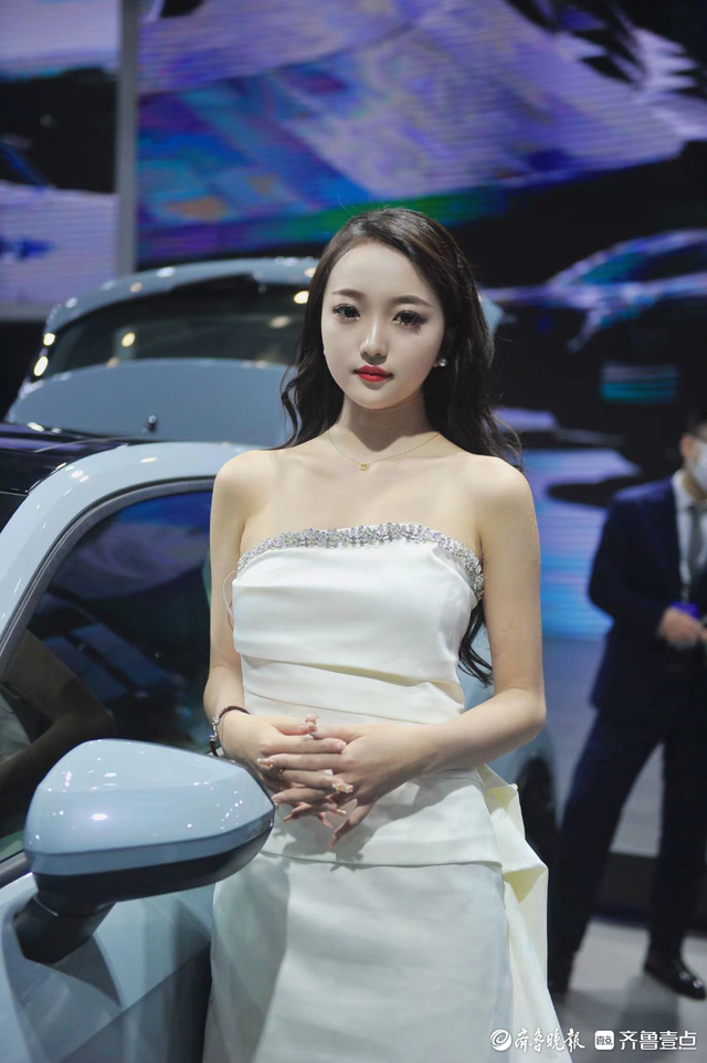 齊魯國(guó)際車展現(xiàn)場(chǎng):一大波美女車模來(lái)襲,個(gè)頭高挑笑容迷人
