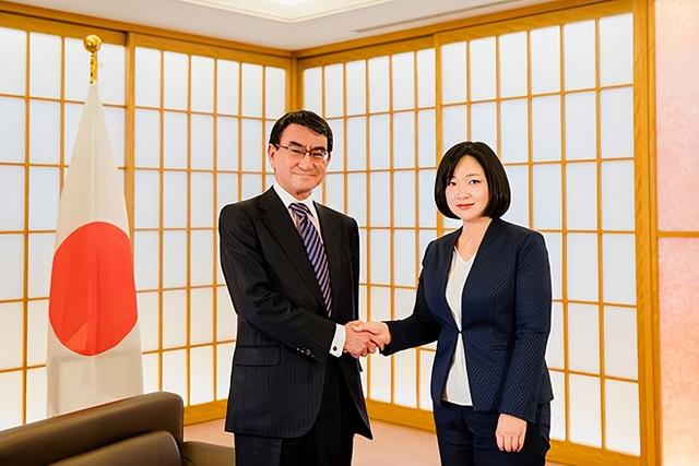 鳳凰駐日美女記者又惹爭議:借日本暗諷中國詐騙多?網(wǎng)友打臉