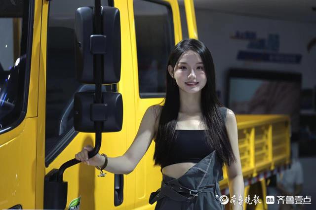 2022齊魯國際車展上亮眼吸睛的美女車模