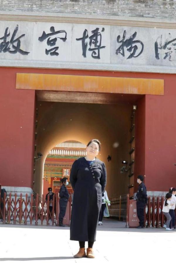 對話北京寫字樓“清潔工畫家”：拿拖把是為生計，拿畫筆才是自己