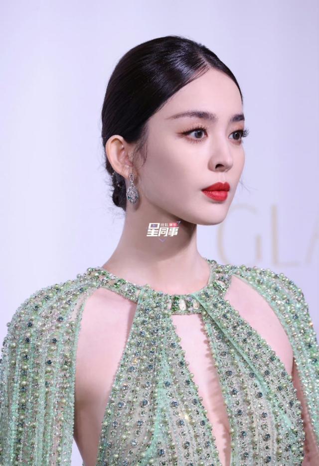 這一天,海清秀美腿,娜扎酥胸半露,卻被另一位新疆美女搶了風頭