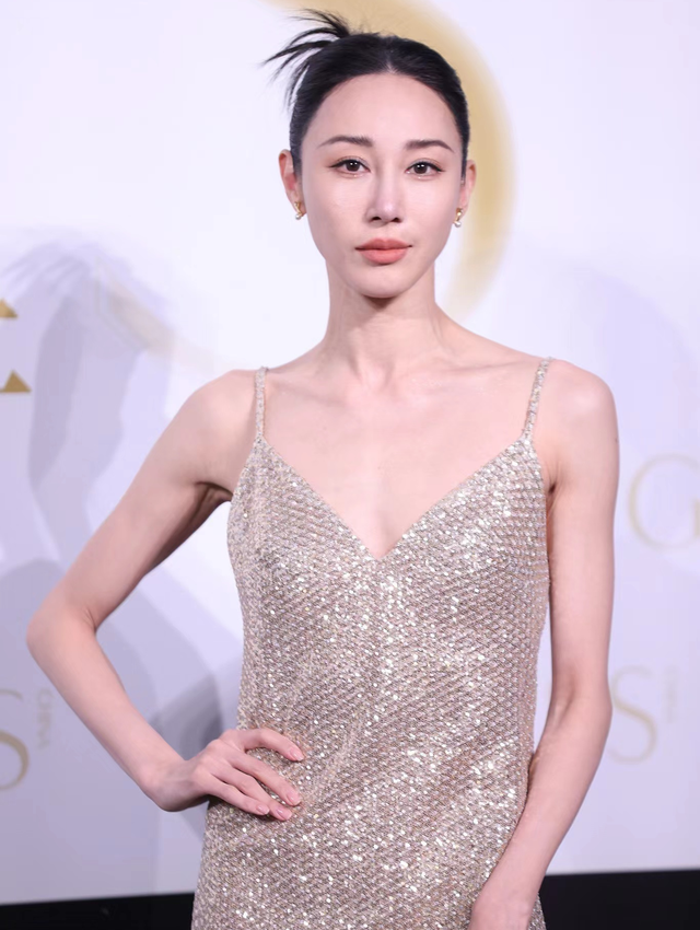 這一天,海清秀美腿,娜扎酥胸半露,卻被另一位新疆美女搶了風頭