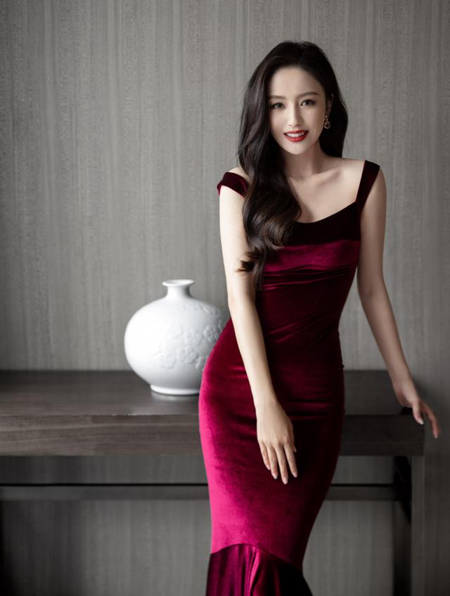 這一天,海清秀美腿,娜扎酥胸半露,卻被另一位新疆美女搶了風頭
