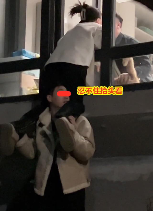 女生和男友約會忘情接吻,備胎下面托太久站不穩被嫌棄:你穩當點