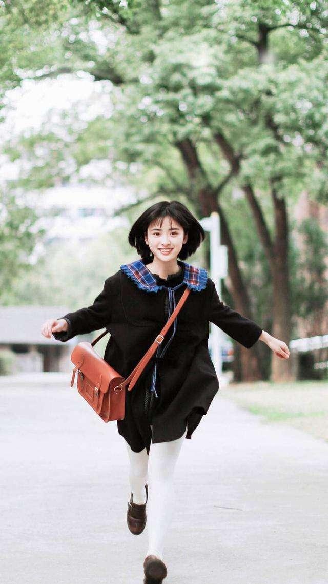 倪妮難得性感一次,鏤空裙只遮“三角區”,背面照讓人臉紅心跳