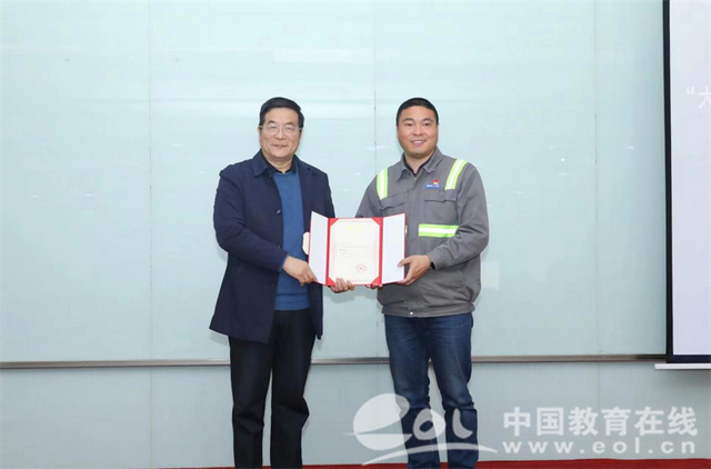 美女博士拜職校畢業的大國工匠為師 賀禮是一件藏頭詩書法卷!?