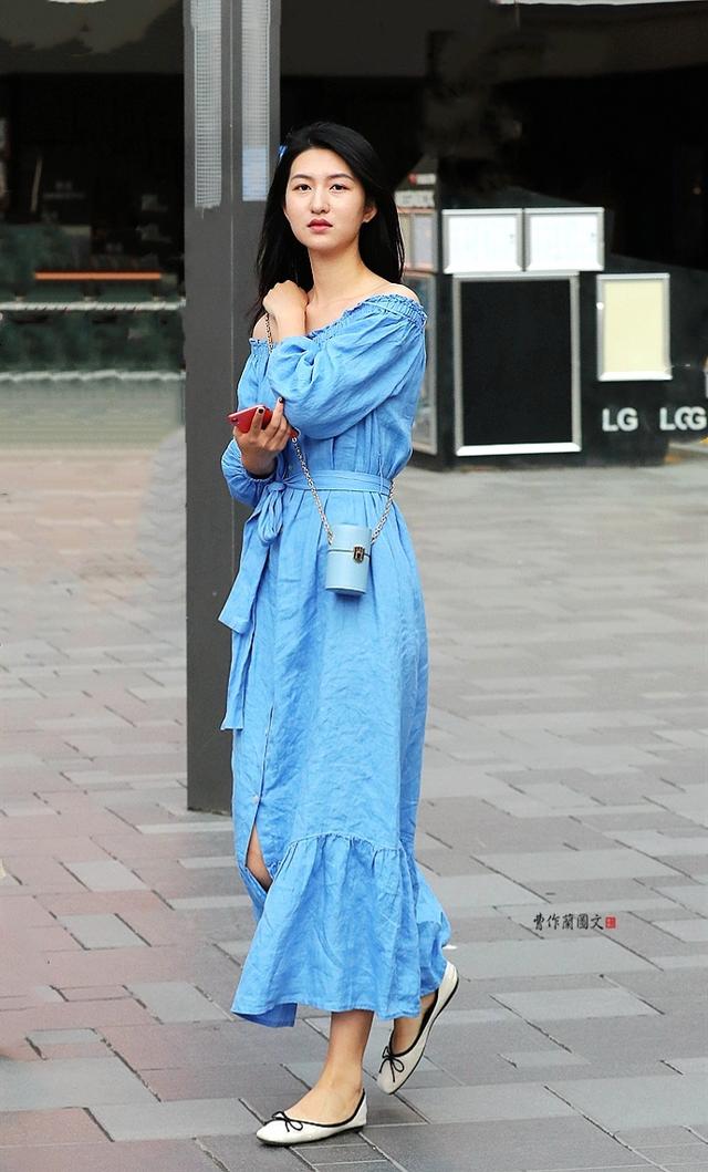 街拍:拎著“水桶”逛街的美女