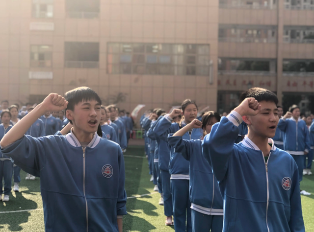 重慶八中美女校花走紅,不禁聯想到王俊凱,網友:難道想當明星?