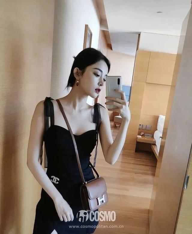 穿細(xì)吊帶的女孩,迷人都不著痕跡