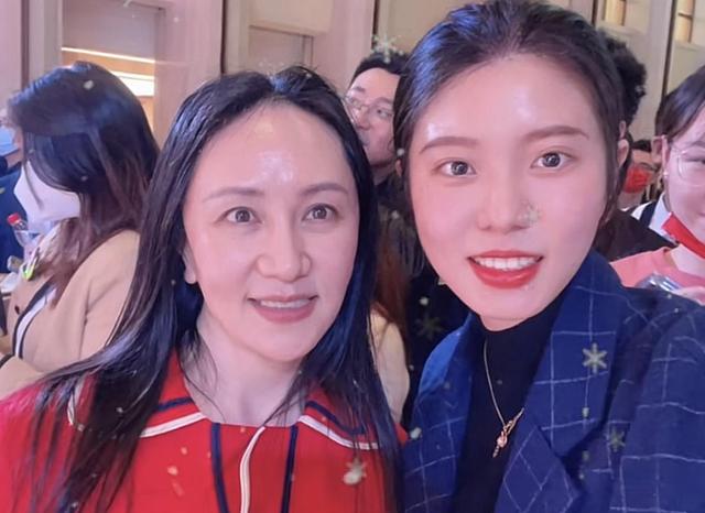 孟晚舟與美女網紅合影，臉型大變瘦成錐子臉，五官精致氣質優雅