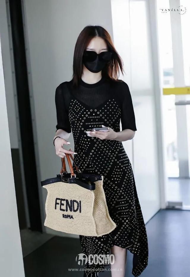 穿細(xì)吊帶的女孩,迷人都不著痕跡
