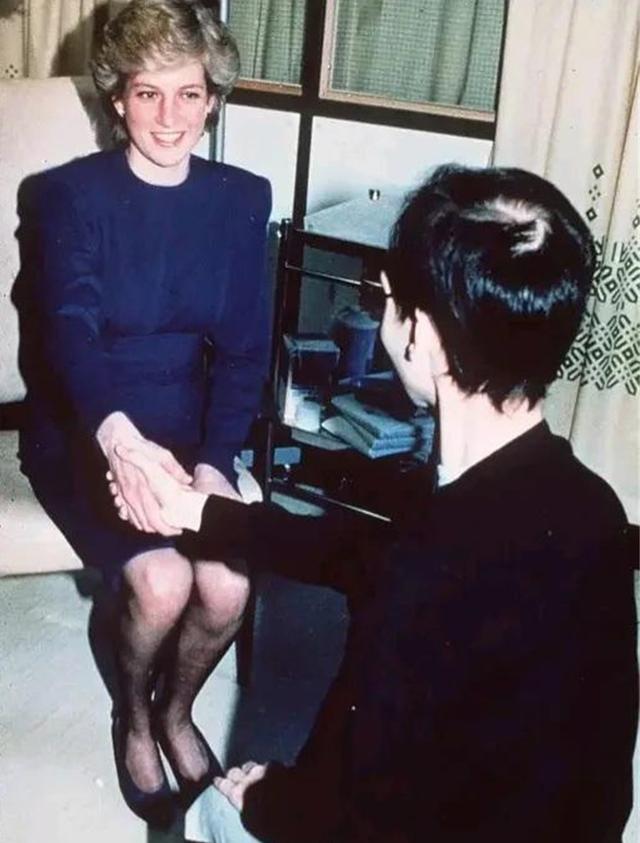柬埔寨美女在越南攝影,澳大利亞青蛙一口吃掉蛇,一組照片開(kāi)眼界