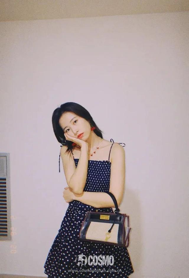 穿細(xì)吊帶的女孩,迷人都不著痕跡