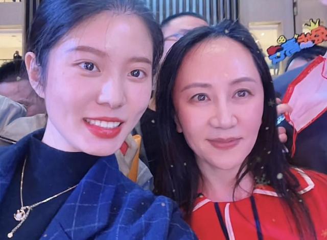 孟晚舟與美女網紅合影，臉型大變瘦成錐子臉，五官精致氣質優雅