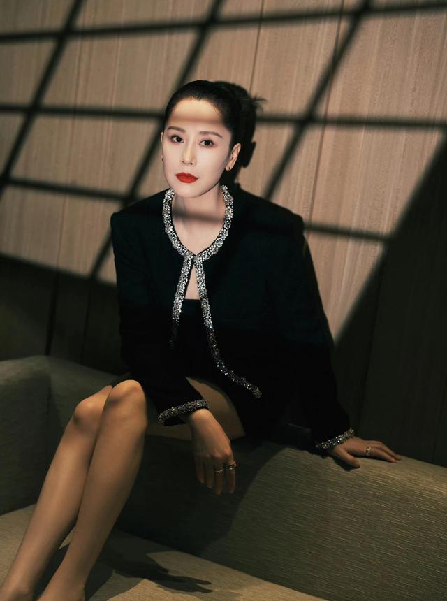 這一天,海清秀美腿,娜扎酥胸半露,卻被另一位新疆美女搶了風頭