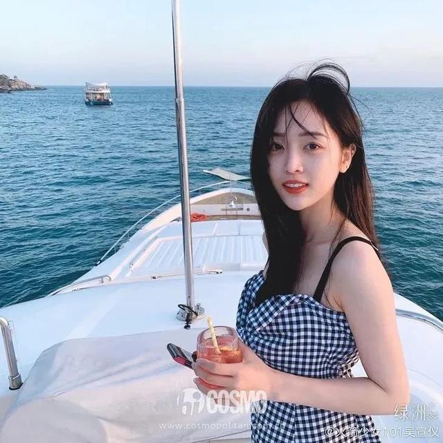 穿細(xì)吊帶的女孩,迷人都不著痕跡