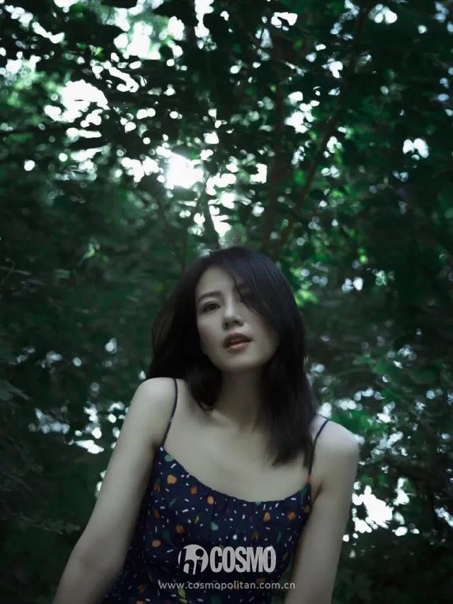 穿細(xì)吊帶的女孩,迷人都不著痕跡