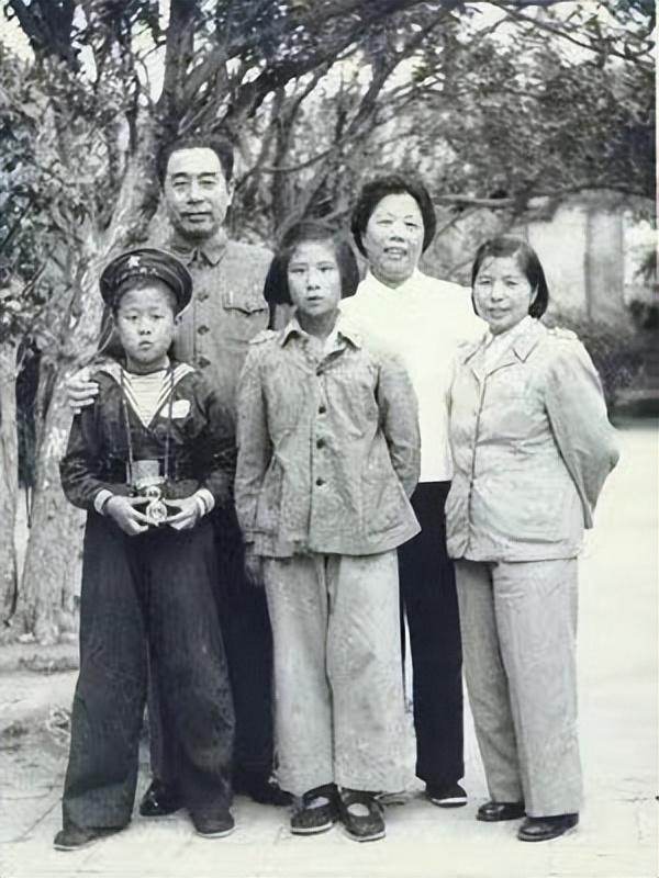 西方記者刁難:你見過世界最漂亮的女人嗎?周總理硬氣回應:見過