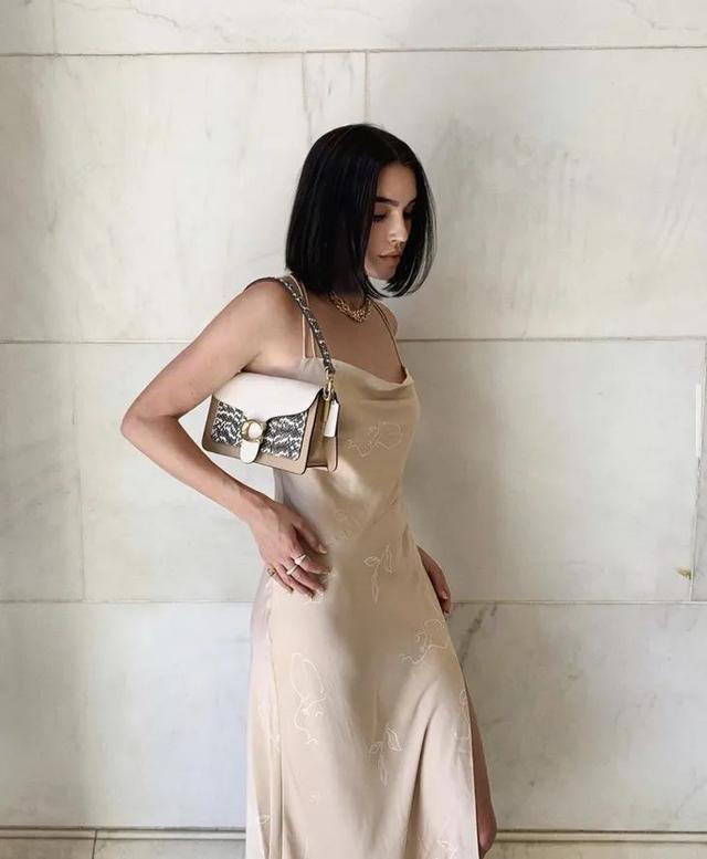 穿細(xì)吊帶的女孩,迷人都不著痕跡
