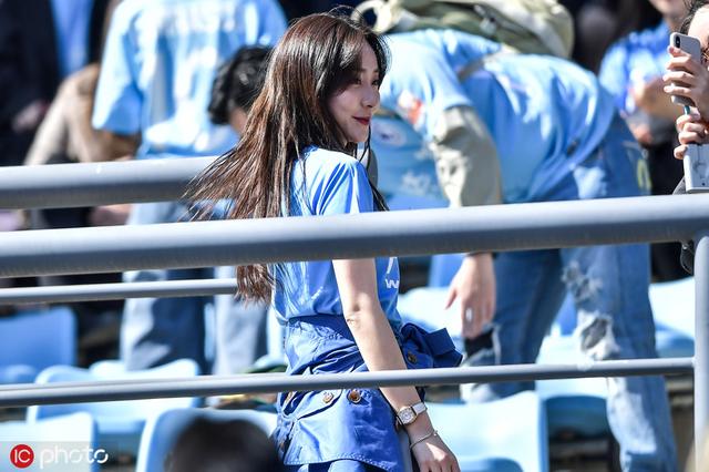 足球城美女多！大連一方看臺美女扎堆 球迷熱情高漲